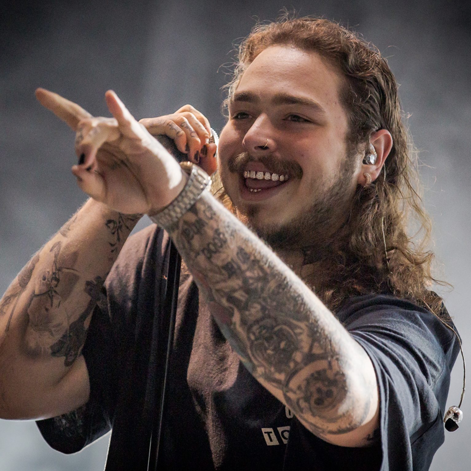 Post malone crew. Мэлоун музыкант. Post Malone Motley Crew. Post Malone better Now. Рокстар кто исполняет.